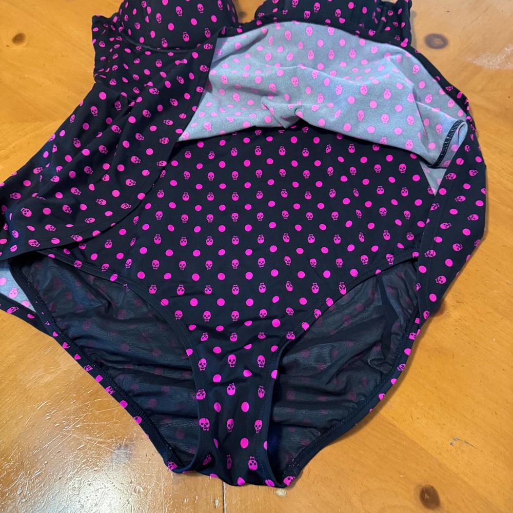Torrid Black & Pink Skull Dot Print Peplum One Piece Swimwear Sz 1 Pin-up Goth - Picture 8 of 16